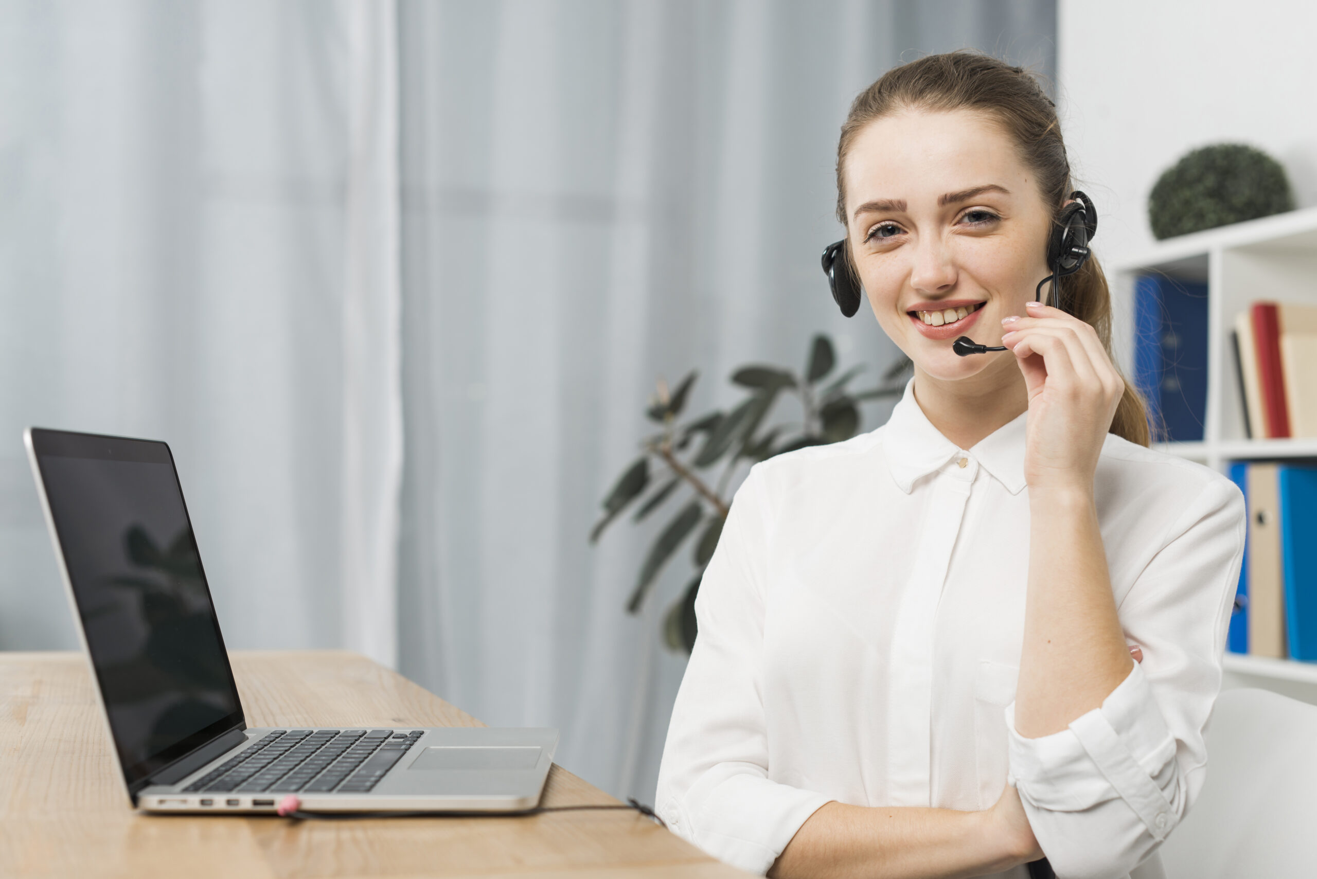 woman-working-call-center